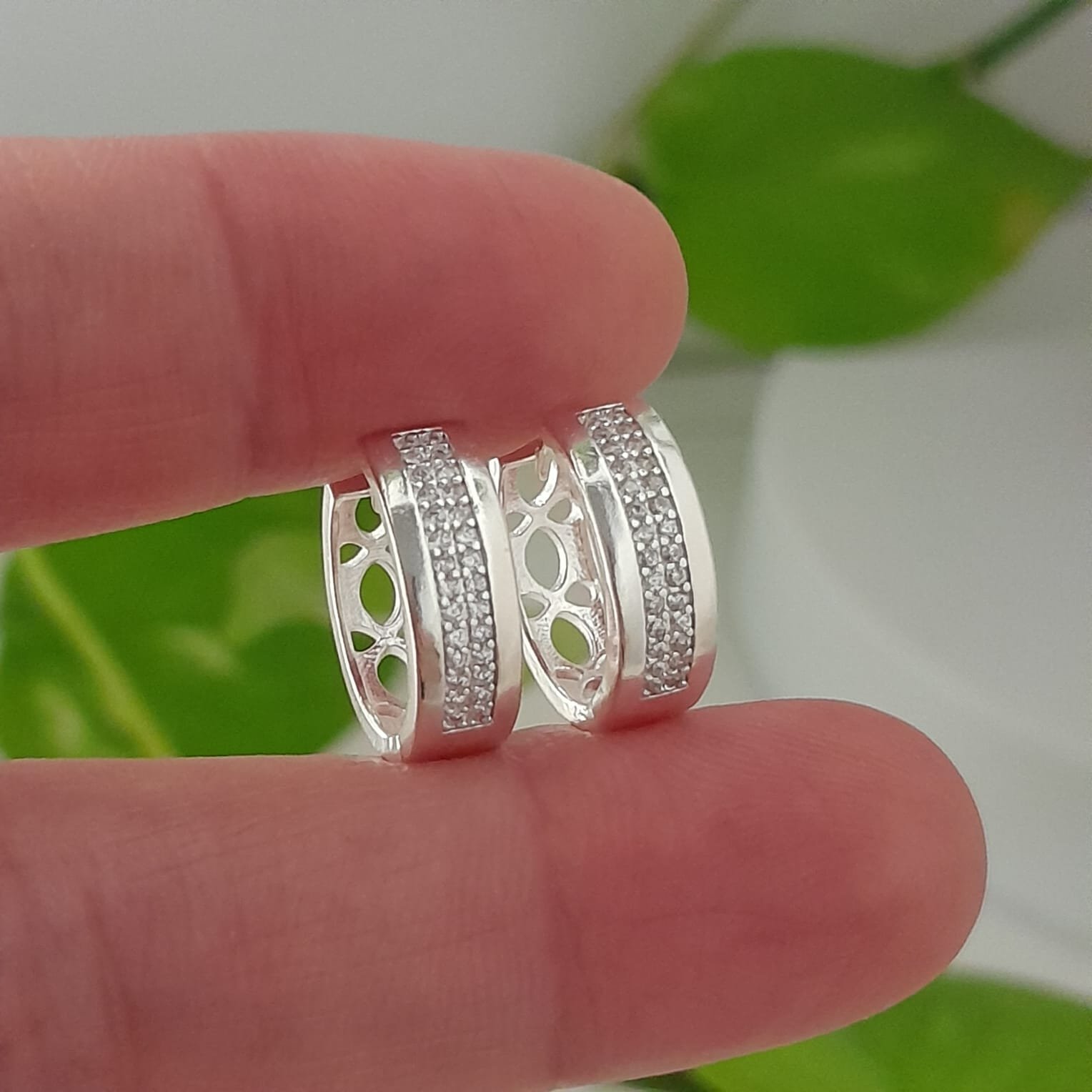 Aros huggies con brillo strass y calado – Laminados