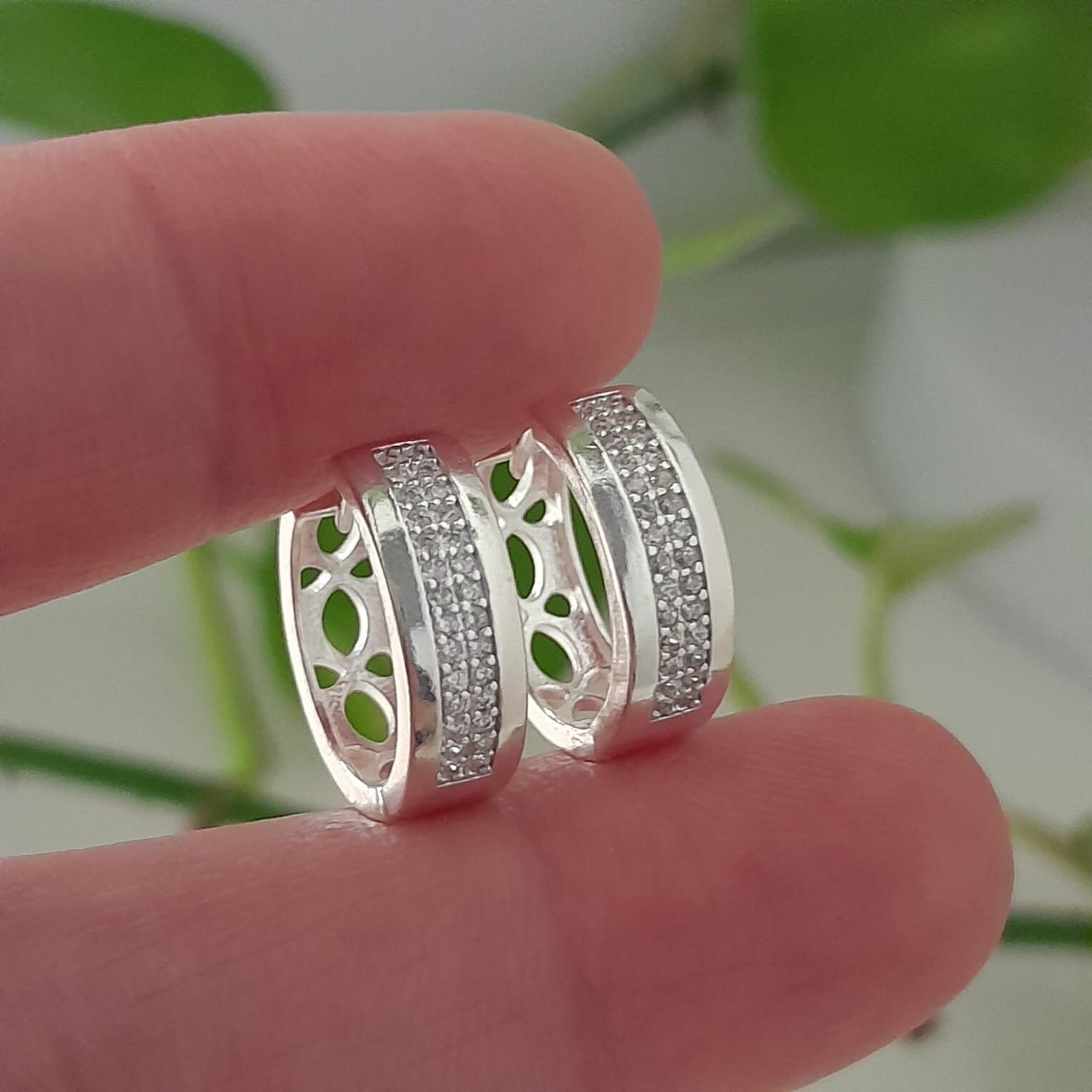 Aros huggies con brillo strass y calado – Laminados - Image 2