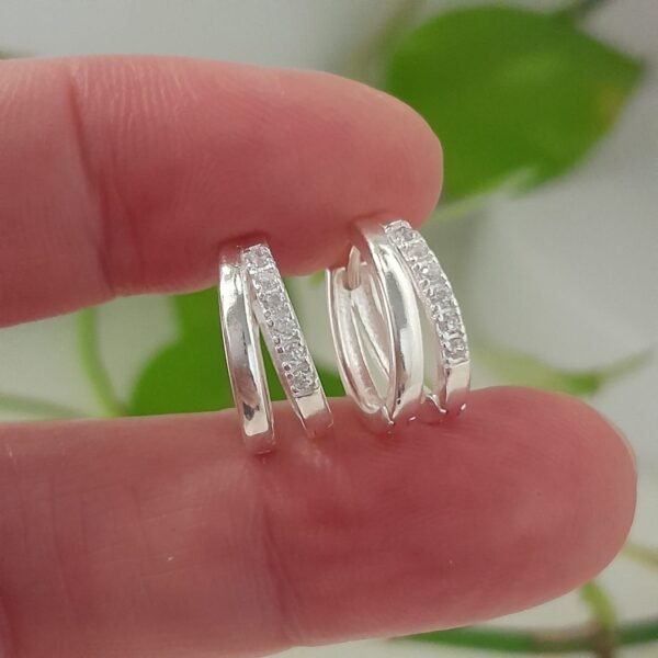 Aros huggies con brillo en V strass – Laminados