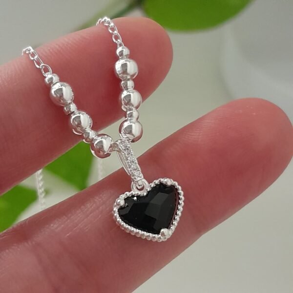 Conjunto cadena con bolitas degrade y dije corazón negro – Laminados
