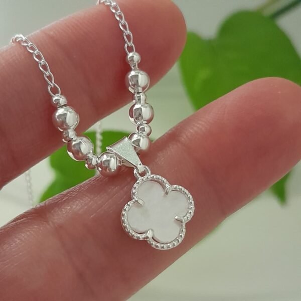 Conjunto cadena con bolitas degrade y dije trébol blanco – Laminados