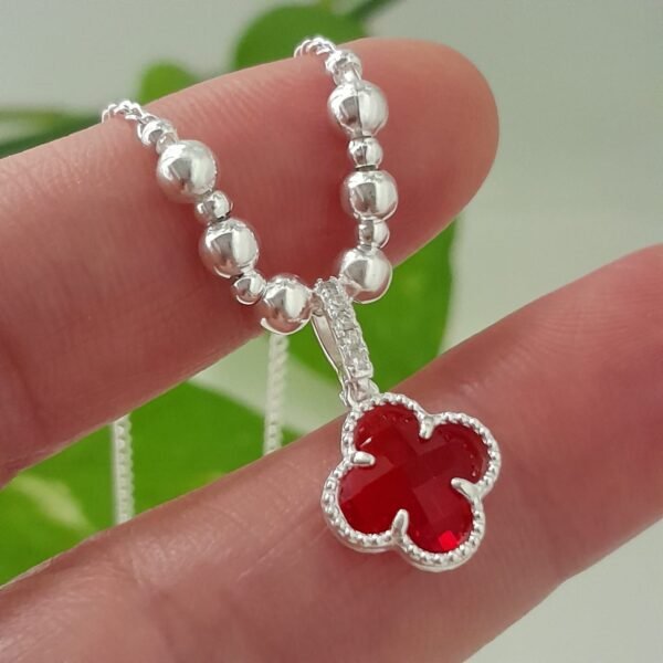 Conjunto cadena con bolitas degrade y dije trébol rojo – Laminados