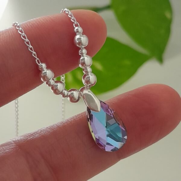 Conjunto cadena con bolitas degrade y dije gota cristal swarovski lila – Laminados