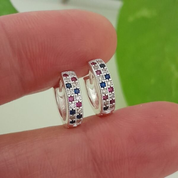 Aros huggies mini con brillo cristal azul y violeta – Laminados