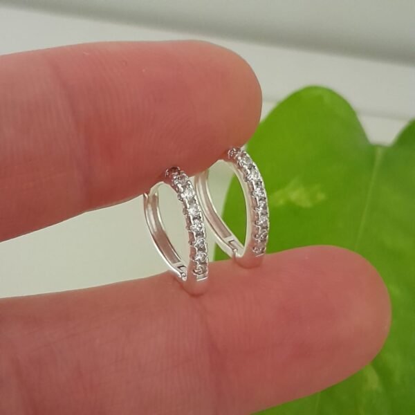 Aros huggies mini con brillo diseño en V – Laminados