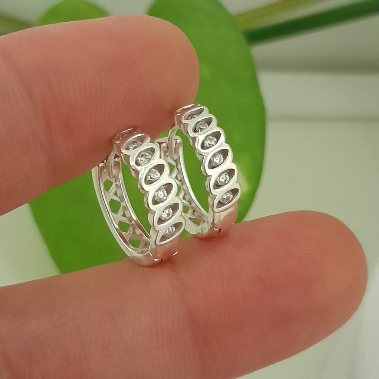 Aros huggies mini con brillo circulo y strass – Laminados