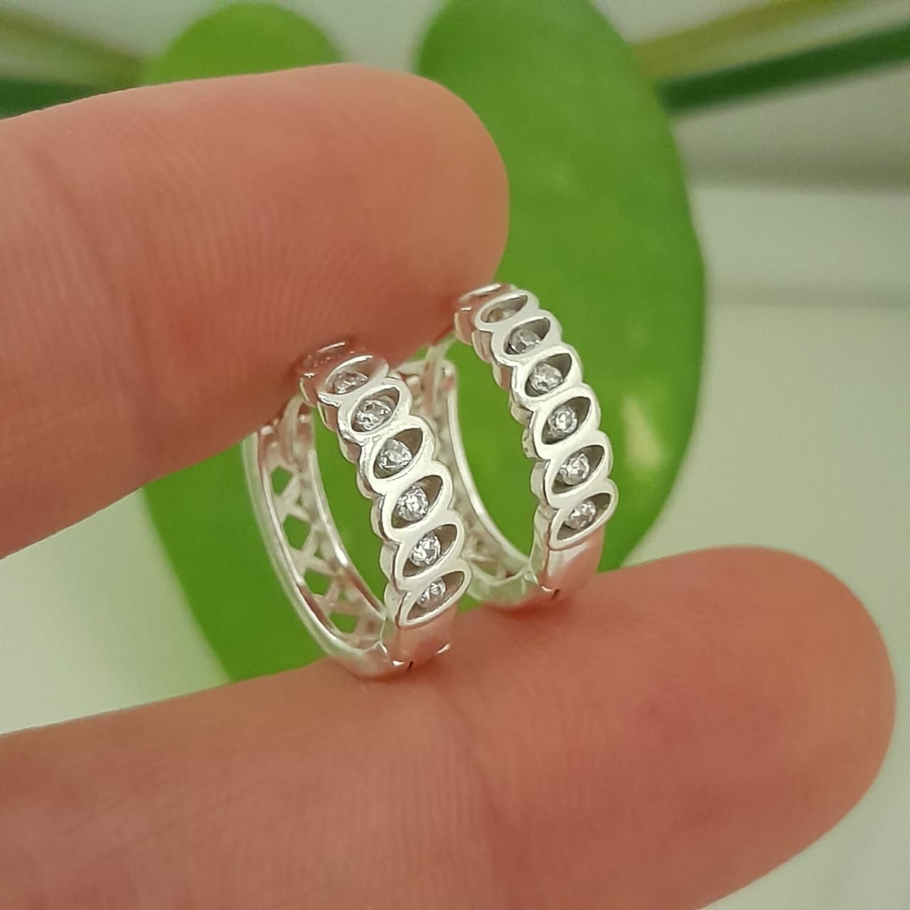 Aros huggies mini con brillo circulo y strass – Laminados - Image 2