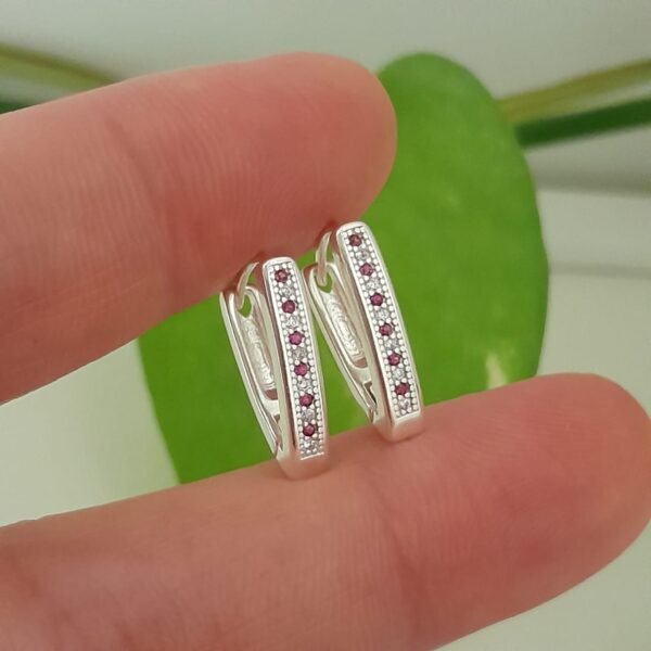 Aros huggies mini con brillo violeta en V – Laminados