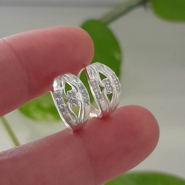 Aros huggies mini con brillo oval con centro de strass – Laminados