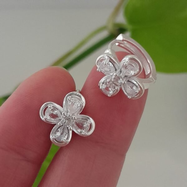 Aros huggies mini con brillo flor 4 pétalos – Laminados