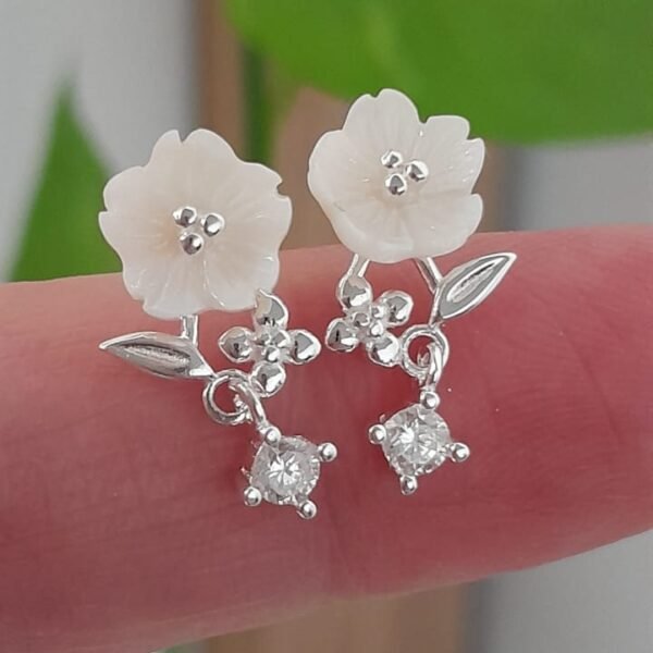 Aros pasante diseño de flor nácar - Plata 925