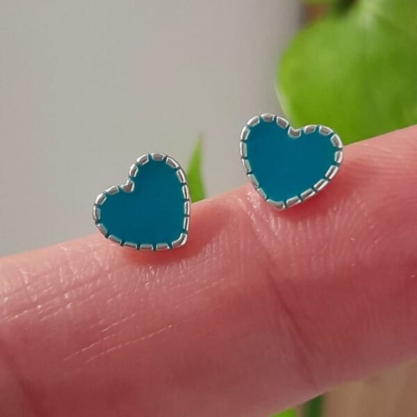 Aros pasante diseño esmaltado corazón celeste - Plata 925