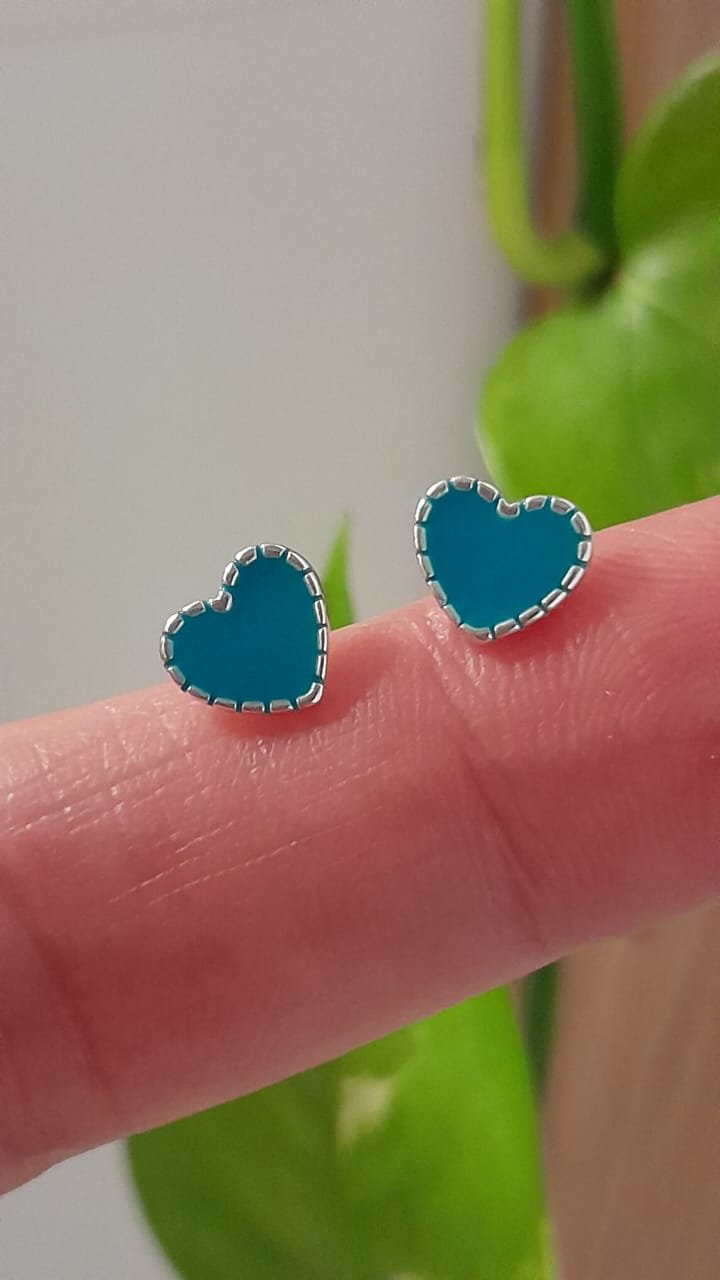 Aros pasante diseño esmaltado corazón celeste - Plata 925