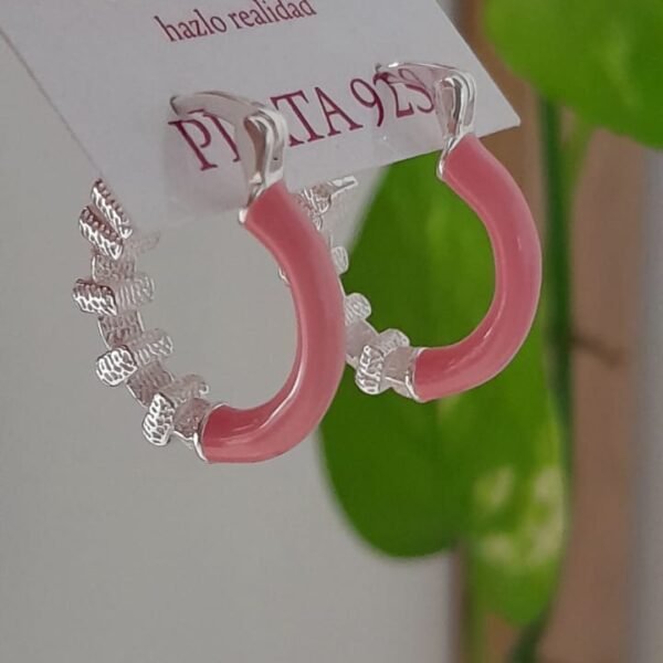 Aros cierre huggies con esmalte rosa y textura - Plata 925