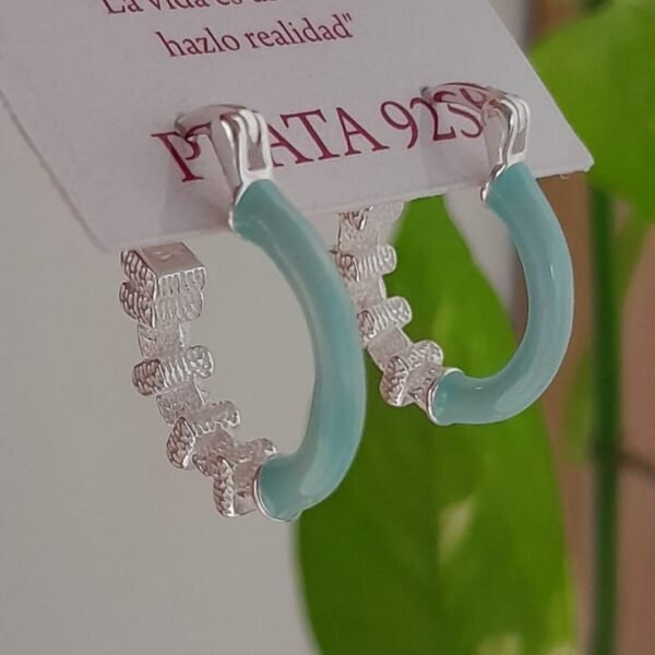 Aros cierre huggies con esmalte celeste y textura - Plata 925