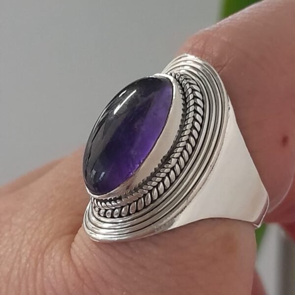 Anillo de plata con una piedra amatista natural