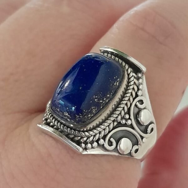 Anillo de plata 925 con una piedra de lapislázuli de color azul intenso