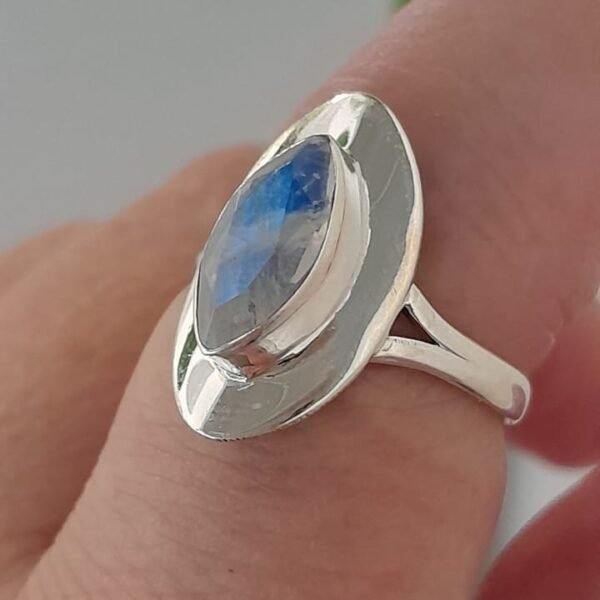 Anillo de plata con una piedra central lunar