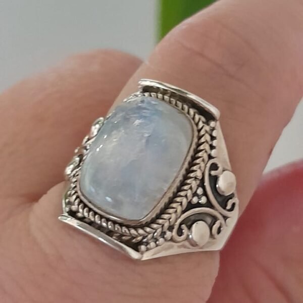 Anillo de plata 925 con una piedra de luna natural