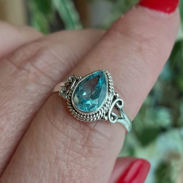 Anillo de plata 925 con una piedra preciosa celeste en forma de gota