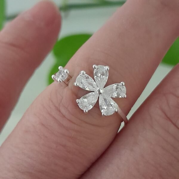 Flor blanca ajustable-anillo italiano