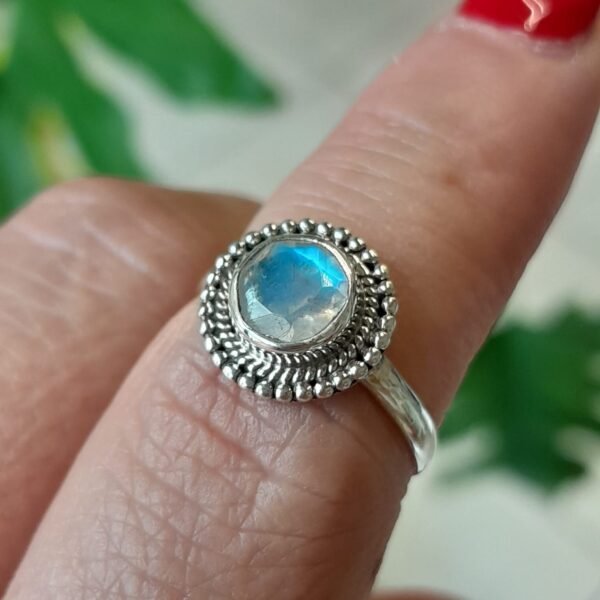 Anillo de plata 925 con una piedra de luna circular