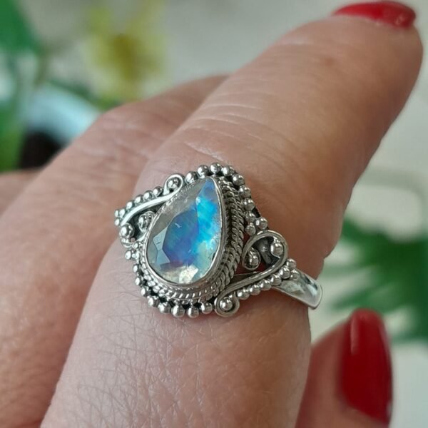 Anillo de plata 925 con una piedra natural de labradorita en forma de gota