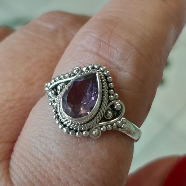 Anillo de plata 925 con una piedra amatista en forma de gota