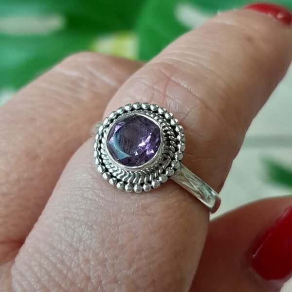 Anillo estilo hindú de plata 925 con una piedra central lila circular