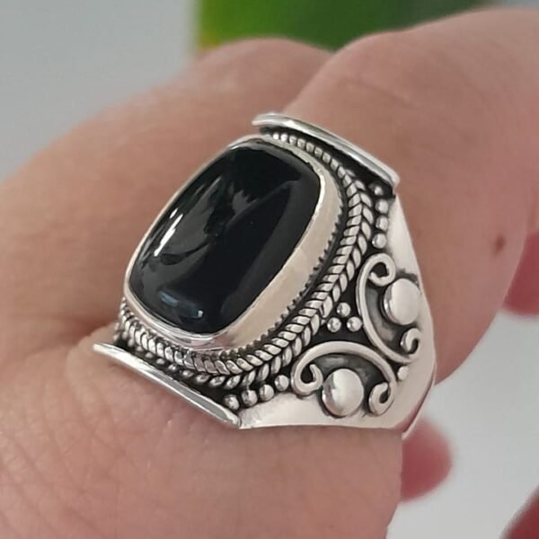 Anillo de plata 925 rectangular con ónix negro y arabescos