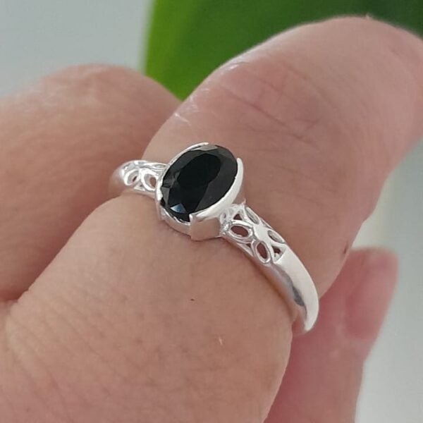 Anillo de plata 925 con una piedra de ónix negro de corte ovalado
