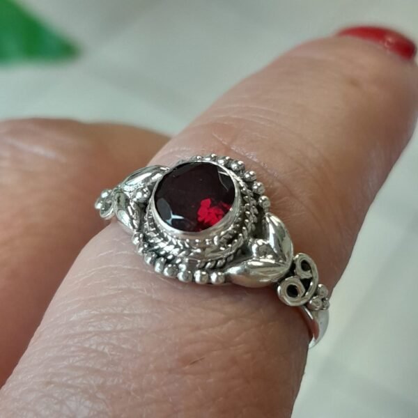 Anillo de plata 925 con una piedra preciosa roja circular