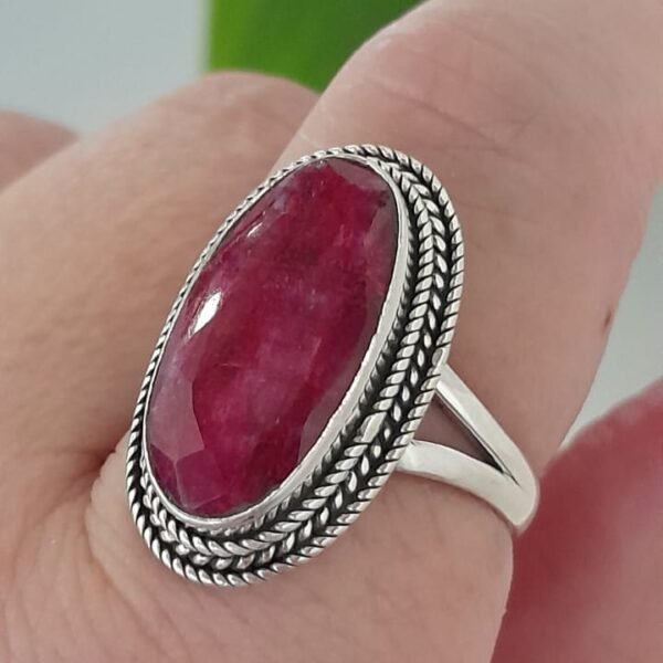 Anillo de plata 925 con una piedra preciosa roja