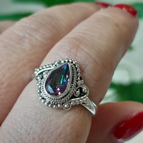 Anillo bohemio con piedra tornasolada engarzada en plata 925