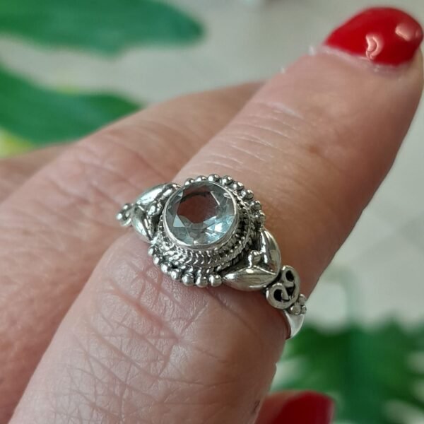 Anillo estilo hindú de plata 925 con una piedra central de topacio