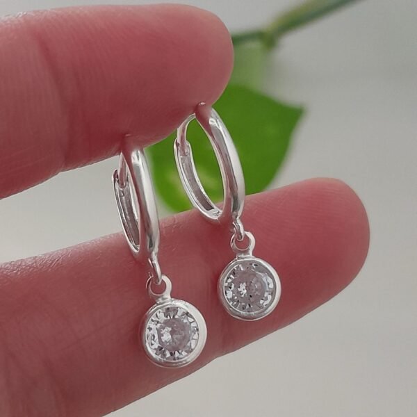 Huggies con círculo de cubic colgante-argolla laminada