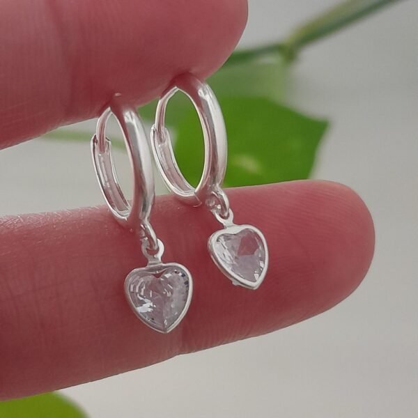 Huggies con corazón de cubic colgante-argolla italiana