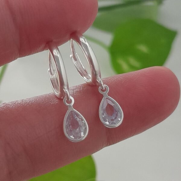 Huggies con gota de cubic colgante-argolla laminada