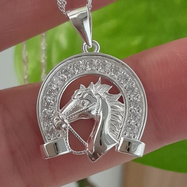 Caballo liso y herradura con brillo-dije italiano