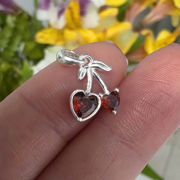 Cereza cubic rojo con corazones-dije italiano