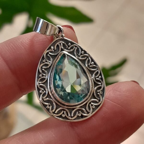 Dije de plata 925 con una piedra de prasiolita en forma de gota