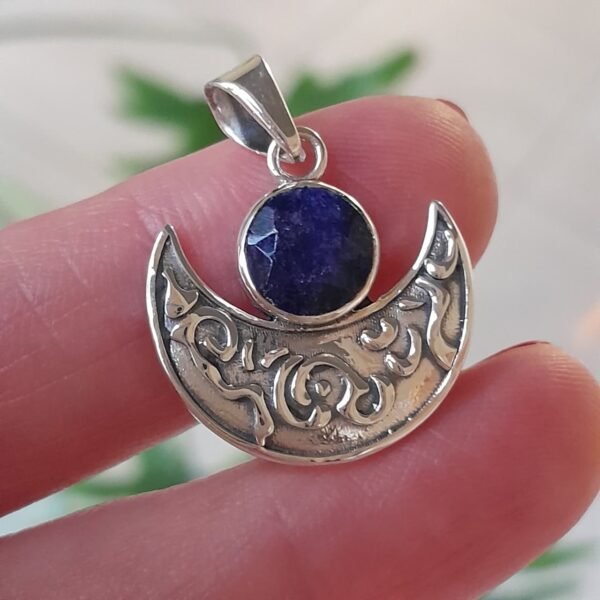 Dije de plata 925 con diseño de media luna y piedra lapislázuli