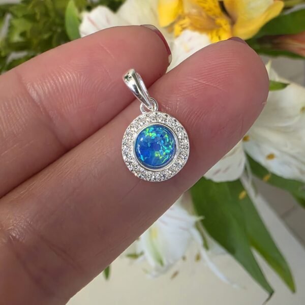 Dije con brillo circular celeste