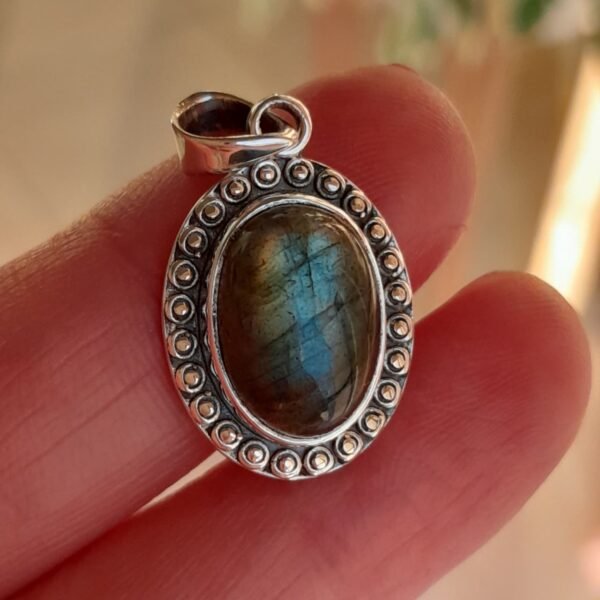 Colgante de labradorita natural engastado en plata 925