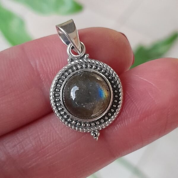 Colgante de labradorita natural hecho en plata 925