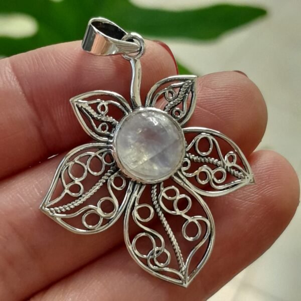 Colgante con forma de flor y una piedra lunar central
