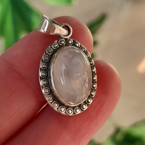 Dije de plata 925 con una piedra lunar