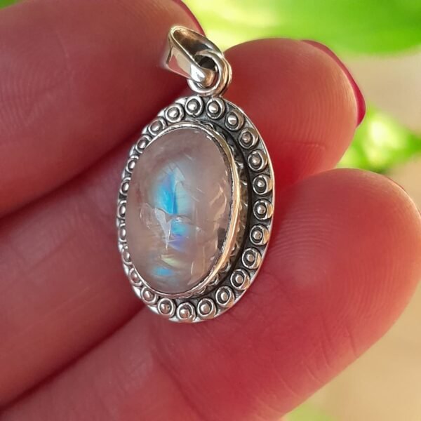 Colgante de plata 925 con piedra lunar de forma ovalada