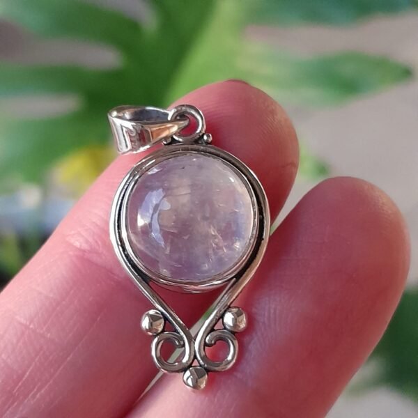 Dije de piedra de luna engarzado en plata