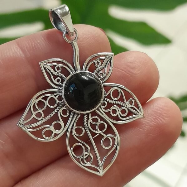 Colgante de filigrana floral de plata con una piedra central de ónix negro